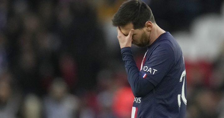 Lionel Messi del Paris Saint-Germain reacciona durante los últimos minutos del partido contra Rennes en la liga francesa, el domingo 19 de marzo de 2023, en París. (AP Foto/Christophe Ena)