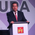 El candidato del PT a la gubernatura de Coahuila, Ricardo Mejía, aseguró que el no se va a bajar de la contienda, así pacten lo que sea las dirigencias del PT y Morena